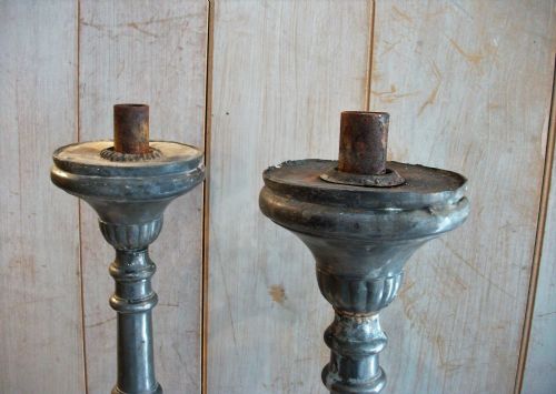 A PAIR OF PEWTER TALL CANDLESTICKS - ADDITIONAL PHOTO 5
