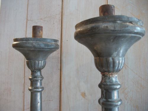 A PAIR OF PEWTER TALL CANDLESTICKS - ADDITIONAL PHOTO 6