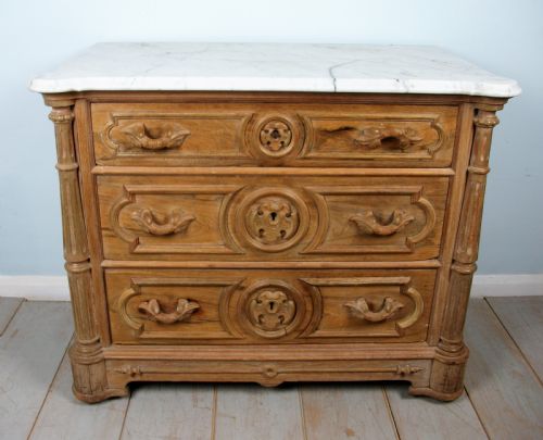 A SMALL 19TH CENTURY CARVED FRENCH CHEST OF DRAWERS - ADDITIONAL PHOTO 1