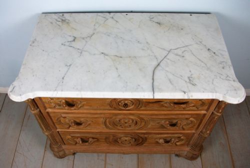 A SMALL 19TH CENTURY CARVED FRENCH CHEST OF DRAWERS - ADDITIONAL PHOTO 2