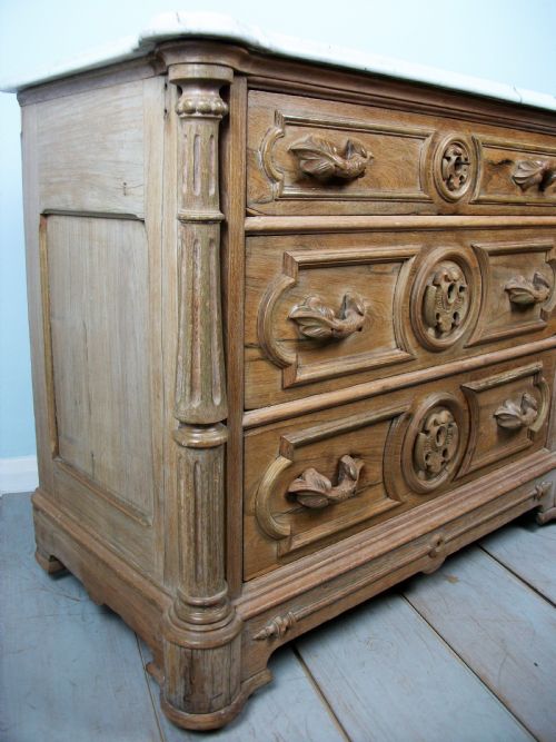 A SMALL 19TH CENTURY CARVED FRENCH CHEST OF DRAWERS - ADDITIONAL PHOTO 3