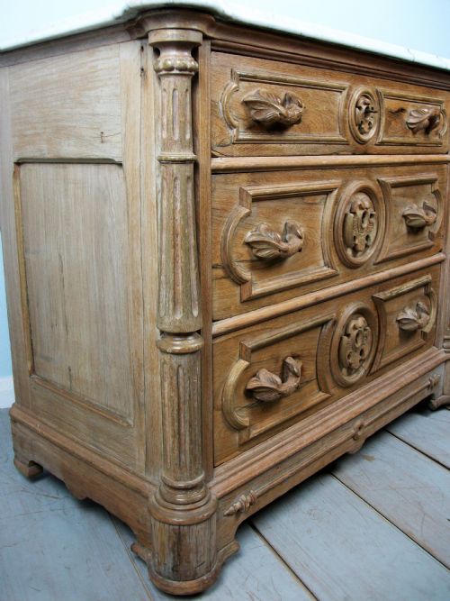 A SMALL 19TH CENTURY CARVED FRENCH CHEST OF DRAWERS - ADDITIONAL PHOTO 4