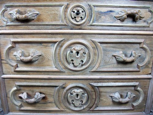 A SMALL 19TH CENTURY CARVED FRENCH CHEST OF DRAWERS - ADDITIONAL PHOTO 5