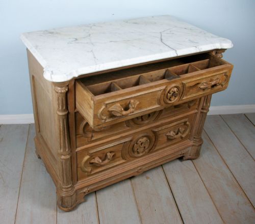 A SMALL 19TH CENTURY CARVED FRENCH CHEST OF DRAWERS - ADDITIONAL PHOTO 6