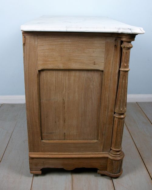A SMALL 19TH CENTURY CARVED FRENCH CHEST OF DRAWERS - ADDITIONAL PHOTO 7