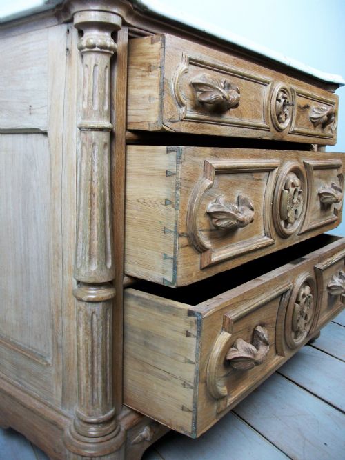 A SMALL 19TH CENTURY CARVED FRENCH CHEST OF DRAWERS - ADDITIONAL PHOTO 8