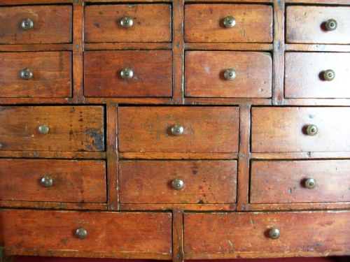 A COLLECTOR'S CABINET OF 16 DRAWERS DATED 1910 - ADDITIONAL PHOTO 1
