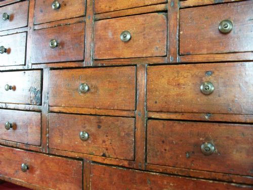 A COLLECTOR'S CABINET OF 16 DRAWERS DATED 1910 - ADDITIONAL PHOTO 9