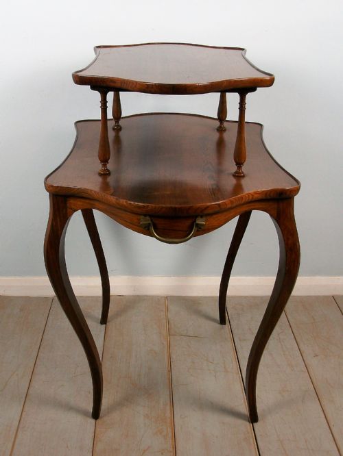 A FINE QUALITY SERPENTINE TWO TIER OCCASIONAL ETAGERE CENTRE TABLE - ADDITIONAL PHOTO 3