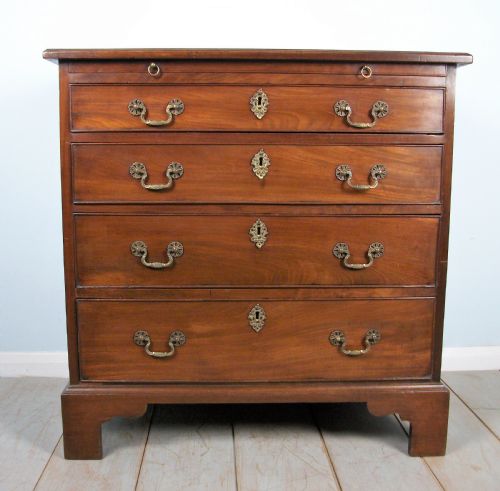 GEORGIAN BACHELOR'S CHEST OF DRAWERS OF SMALL PROPORTIONS - ADDITIONAL PHOTO 1