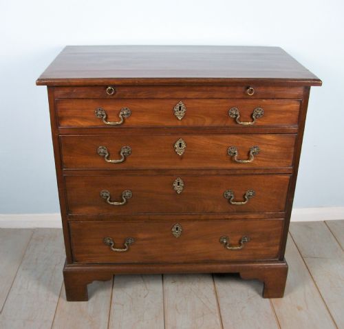 GEORGIAN BACHELOR'S CHEST OF DRAWERS OF SMALL PROPORTIONS - ADDITIONAL PHOTO 2