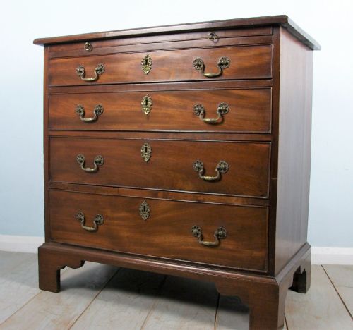 georgian bachelor's chest of drawers of small proportions - CATEGORY: ANTIQUE CHEST OF DRAWERS - DATED GEORGIAN