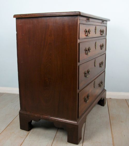 GEORGIAN BACHELOR'S CHEST OF DRAWERS OF SMALL PROPORTIONS - ADDITIONAL PHOTO 5