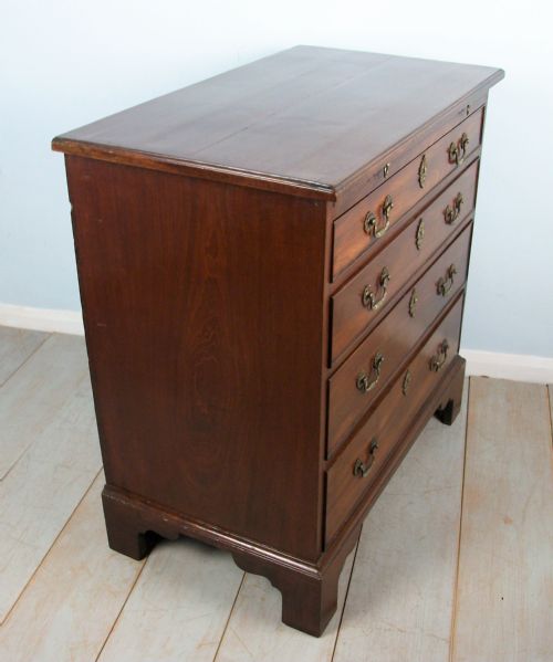 GEORGIAN BACHELOR'S CHEST OF DRAWERS OF SMALL PROPORTIONS - ADDITIONAL PHOTO 6