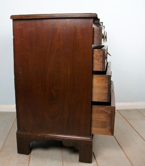 GEORGIAN BACHELOR'S CHEST OF DRAWERS OF SMALL PROPORTIONS - ADDITIONAL PHOTO 7