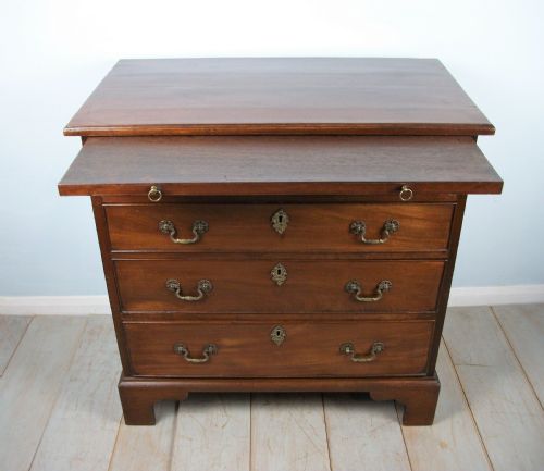 GEORGIAN BACHELOR'S CHEST OF DRAWERS OF SMALL PROPORTIONS - ADDITIONAL PHOTO 8