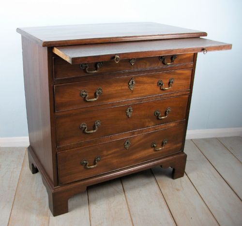 GEORGIAN BACHELOR'S CHEST OF DRAWERS OF SMALL PROPORTIONS - ADDITIONAL PHOTO 9