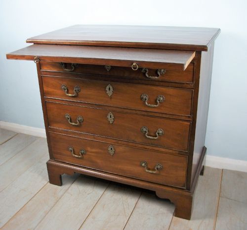 GEORGIAN BACHELOR'S CHEST OF DRAWERS OF SMALL PROPORTIONS - ADDITIONAL PHOTO 10