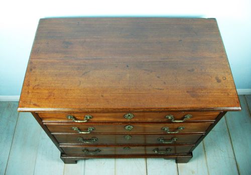 GEORGIAN BACHELOR'S CHEST OF DRAWERS OF SMALL PROPORTIONS - ADDITIONAL PHOTO 11