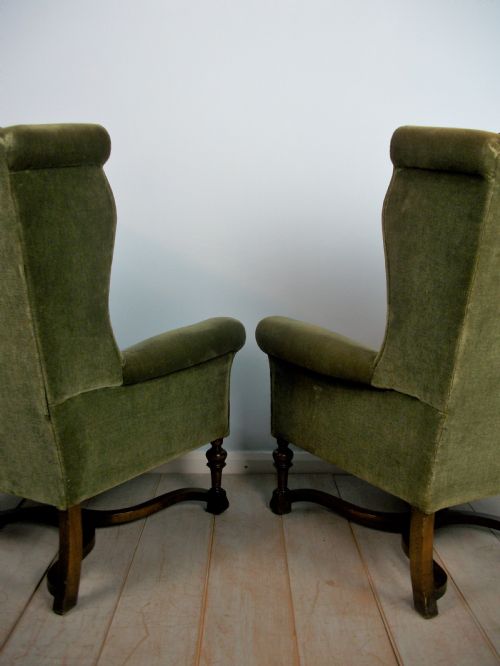 A PAIR OF WILLIAM AND MARY WING ARMCHAIRS - ADDITIONAL PHOTO 3