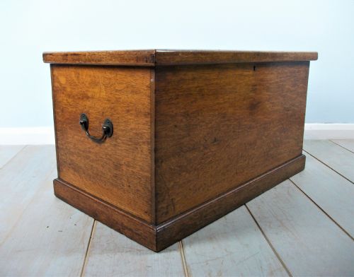 ANTIQUE OAK TRAVELLING TRUNK CHEST BOX - ADDITIONAL PHOTO 1