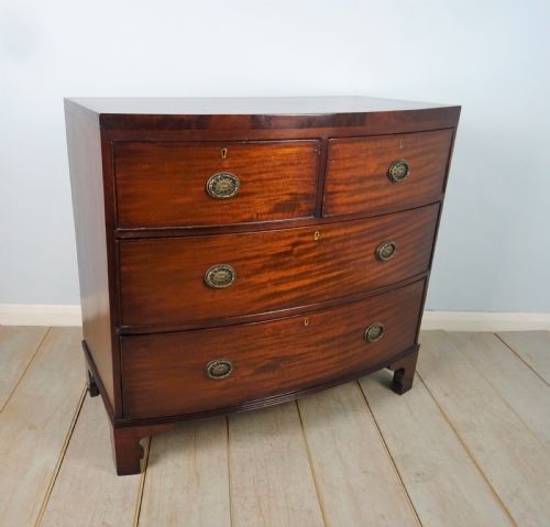 a mahogany bow fronted chest of drawers of small proportions - CATEGORY: ANTIQUE CHEST OF DRAWERS - DATED 19TH CENTURY