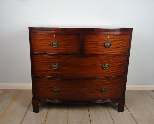 A MAHOGANY BOW FRONTED CHEST OF DRAWERS OF SMALL PROPORTIONS - ADDITIONAL PHOTO 1