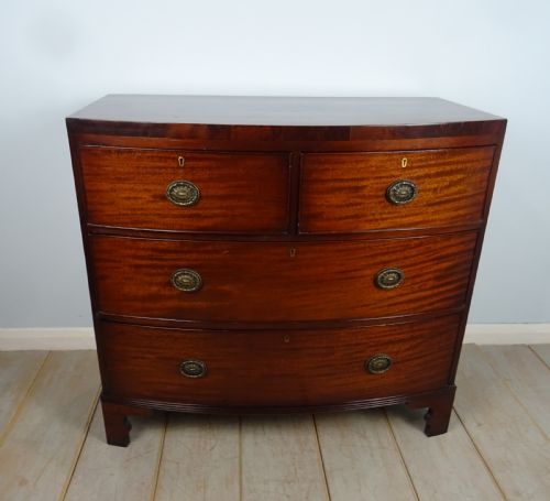A MAHOGANY BOW FRONTED CHEST OF DRAWERS OF SMALL PROPORTIONS - ADDITIONAL PHOTO 2