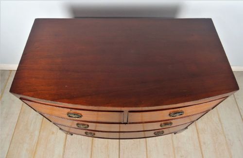 A MAHOGANY BOW FRONTED CHEST OF DRAWERS OF SMALL PROPORTIONS - ADDITIONAL PHOTO 3