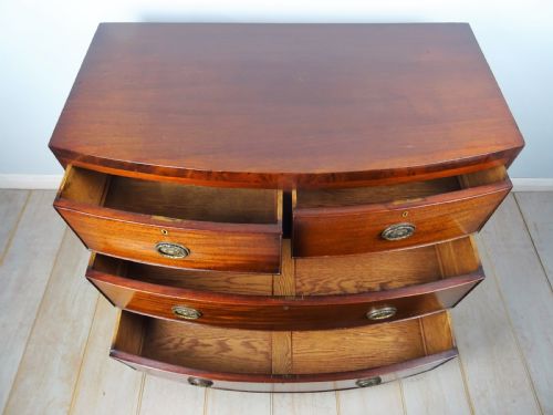 A MAHOGANY BOW FRONTED CHEST OF DRAWERS OF SMALL PROPORTIONS - ADDITIONAL PHOTO 4