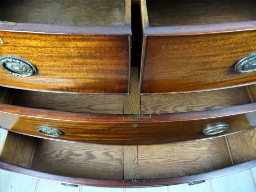 A MAHOGANY BOW FRONTED CHEST OF DRAWERS OF SMALL PROPORTIONS - ADDITIONAL PHOTO 5