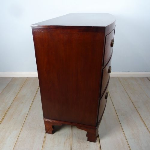 A MAHOGANY BOW FRONTED CHEST OF DRAWERS OF SMALL PROPORTIONS - ADDITIONAL PHOTO 7