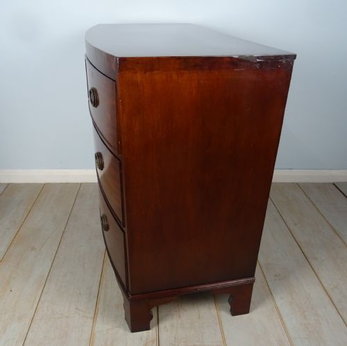 A MAHOGANY BOW FRONTED CHEST OF DRAWERS OF SMALL PROPORTIONS - ADDITIONAL PHOTO 8