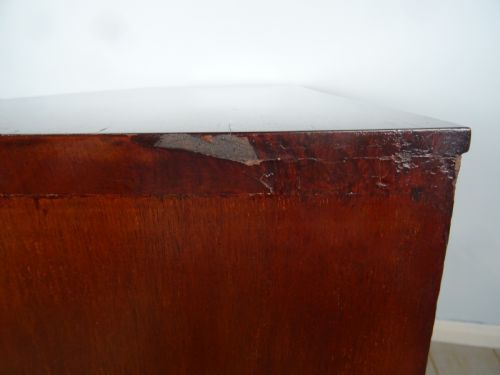 A MAHOGANY BOW FRONTED CHEST OF DRAWERS OF SMALL PROPORTIONS - ADDITIONAL PHOTO 9
