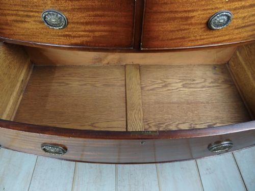 A MAHOGANY BOW FRONTED CHEST OF DRAWERS OF SMALL PROPORTIONS - ADDITIONAL PHOTO 10