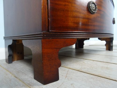 A MAHOGANY BOW FRONTED CHEST OF DRAWERS OF SMALL PROPORTIONS - ADDITIONAL PHOTO 14