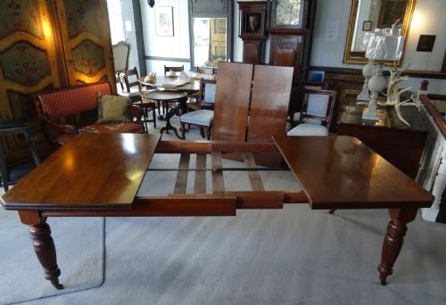 A LARGE VICTORIAN EXTENDING WIND OUT WALNUT DINING TABLE - ADDITIONAL PHOTO 7