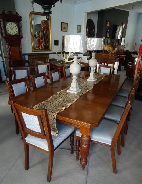 a large victorian extending wind out walnut dining table - CATEGORY: ANTIQUE TABLES - DATED 19TH CENTURY
