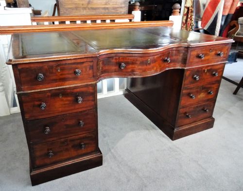 LARGE MAHOGANY CENTRE PEDESTAL DESK - ADDITIONAL PHOTO 1