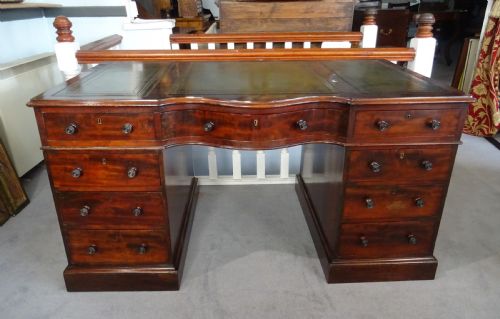 LARGE MAHOGANY CENTRE PEDESTAL DESK - ADDITIONAL PHOTO 4