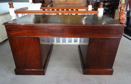 LARGE MAHOGANY CENTRE PEDESTAL DESK - ADDITIONAL PHOTO 5