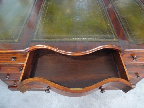 LARGE MAHOGANY CENTRE PEDESTAL DESK - ADDITIONAL PHOTO 6