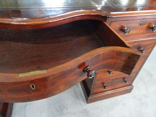 LARGE MAHOGANY CENTRE PEDESTAL DESK - ADDITIONAL PHOTO 7