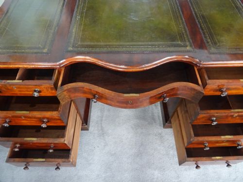 LARGE MAHOGANY CENTRE PEDESTAL DESK - ADDITIONAL PHOTO 8