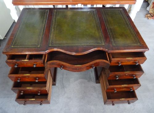 LARGE MAHOGANY CENTRE PEDESTAL DESK - ADDITIONAL PHOTO 2