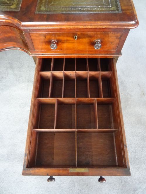 LARGE MAHOGANY CENTRE PEDESTAL DESK - ADDITIONAL PHOTO 10