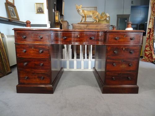 LARGE MAHOGANY CENTRE PEDESTAL DESK - ADDITIONAL PHOTO 3