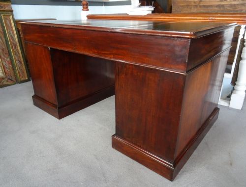 LARGE MAHOGANY CENTRE PEDESTAL DESK - ADDITIONAL PHOTO 11
