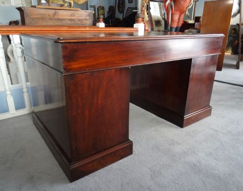 LARGE MAHOGANY CENTRE PEDESTAL DESK - ADDITIONAL PHOTO 12