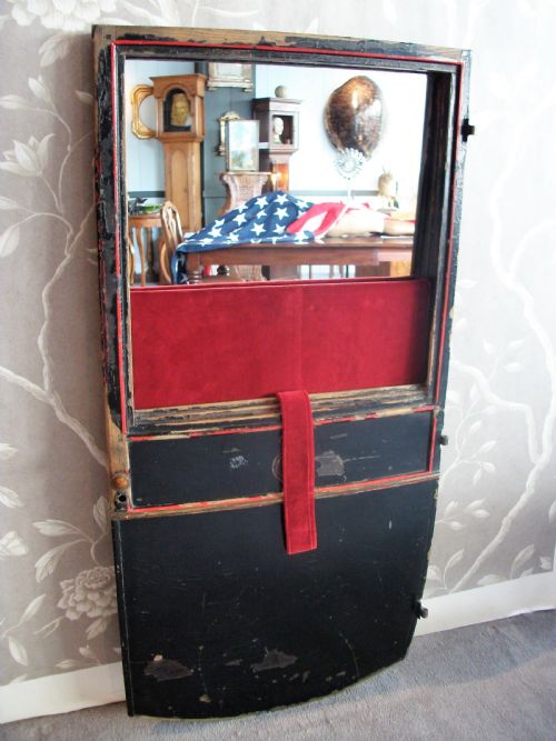 A ROYAL CARRIAGE DOOR FROM THE EARLY 19TH CENTURY - ADDITIONAL PHOTO 2